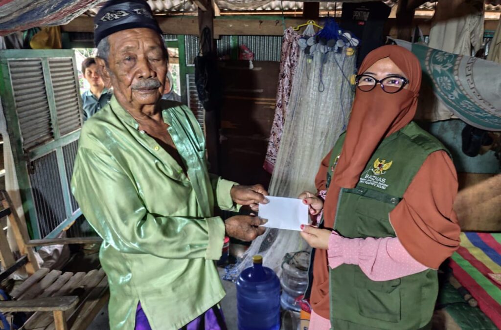 Bantuan Langsung untuk Saman Abdullah: Kehangatan Gubernur Sulsel di Pesisir Pantai Lebbo Pinrang