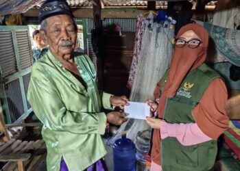 Bantuan Langsung untuk Saman Abdullah: Kehangatan Gubernur Sulsel di Pesisir Pantai Lebbo Pinrang