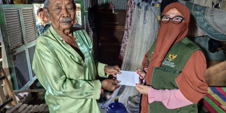Bantuan Langsung untuk Saman Abdullah: Kehangatan Gubernur Sulsel di Pesisir Pantai Lebbo Pinrang