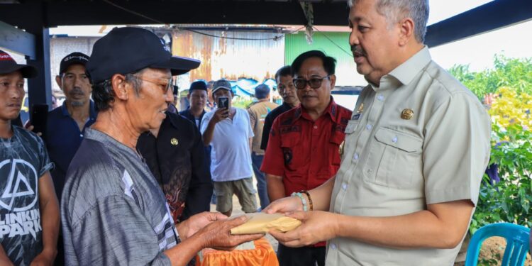Bupati Pinrang Kembali Salurkan Bantuan Korban Angin Kencang, Tinjau Jalan Putus Akibat Banjir