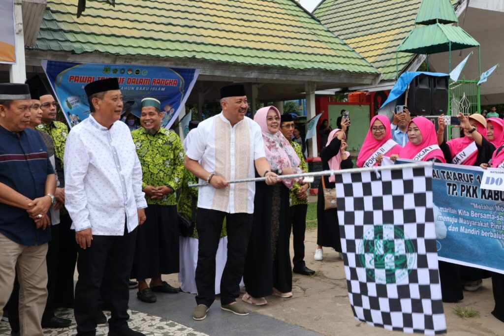 Bupati Pinrang Andi Irwan Hamid Melepas Ribuan Peserta Pawai Ta,aruf di Lasinrang Part