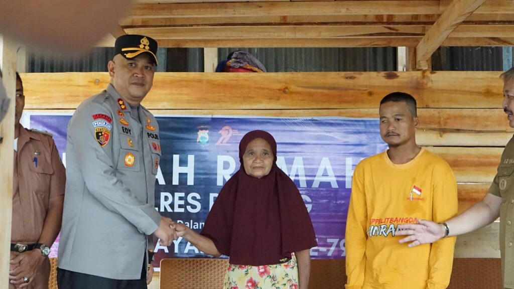 BEDAH RUMAH WARGA KURANG MAMPU DALAM RANGKA HUT BHAYANGKARA KE-79 OLEH POLRES PINRANG 