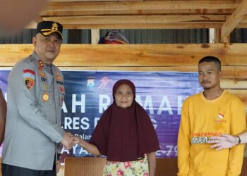 ‎BEDAH RUMAH WARGA KURANG MAMPU DALAM RANGKA HUT BHAYANGKARA KE-79 OLEH POLRES PINRANG ‎