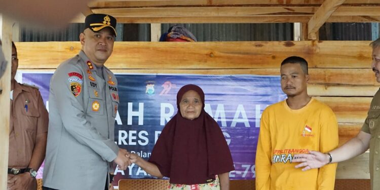 ‎BEDAH RUMAH WARGA KURANG MAMPU DALAM RANGKA HUT BHAYANGKARA KE-79 OLEH POLRES PINRANG ‎