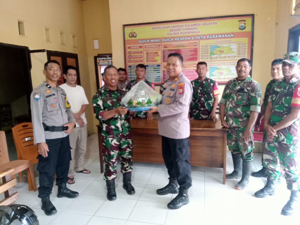 Wujud Sinergi: Danramil Duampanua Bawa Nasi Tumpeng ke Polsek Rayakan HUT Bhayangkara ke-79
