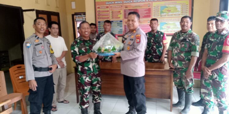 Wujud Sinergi: Danramil Duampanua Bawa Nasi Tumpeng ke Polsek Rayakan HUT Bhayangkara ke-79