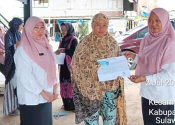 Jemput Bola’,Disdukcapil Pinrang Serahkan Dokumen Kependudukan Baru,Korban Angin Kencang di Salipolo