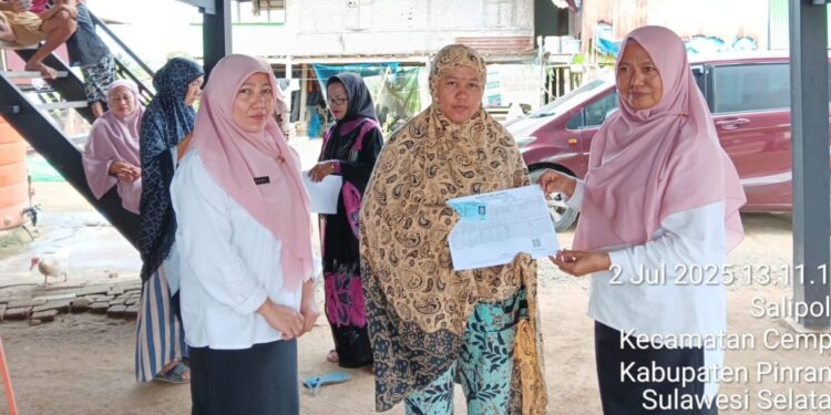 Jemput Bola’,Disdukcapil Pinrang Serahkan Dokumen Kependudukan Baru,Korban Angin Kencang di Salipolo