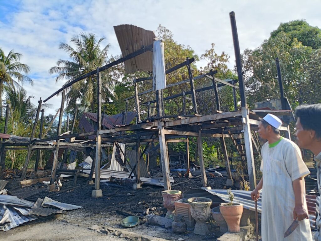 Kebakaran Hebat Ludeskan Rumah Lansia di Pinrang, Kerugian Ditaksir Rp 70 Juta