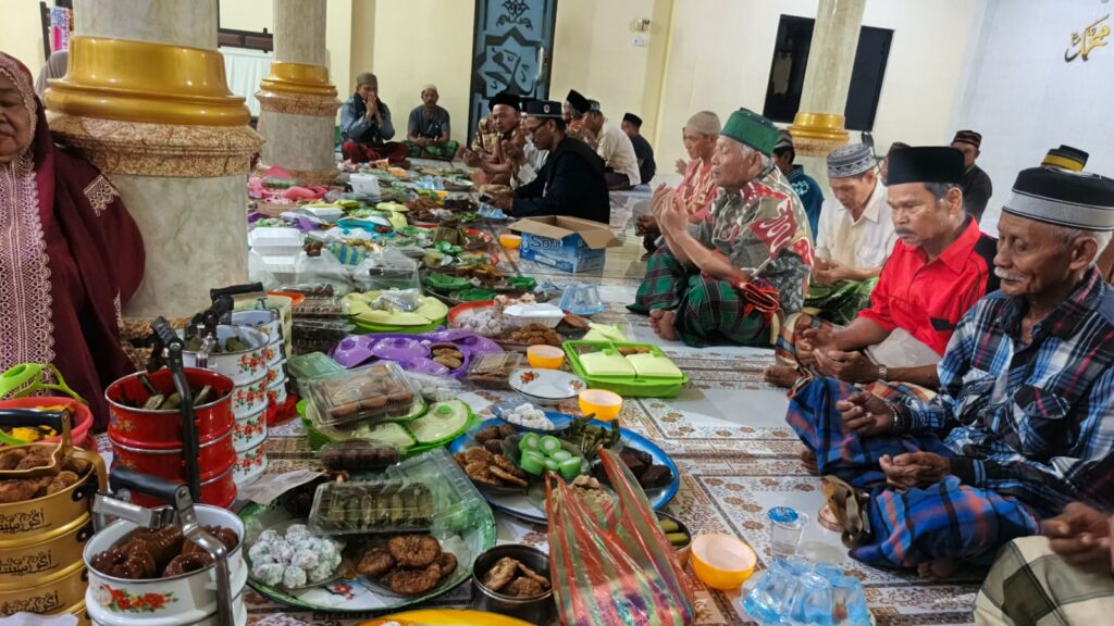 Semarak Malam 10 Muharram di Bittoeng RK.1: Warga Rayakan Kebersamaan dengan Aneka Sajian Kue di Masjid Nurul Taqwa