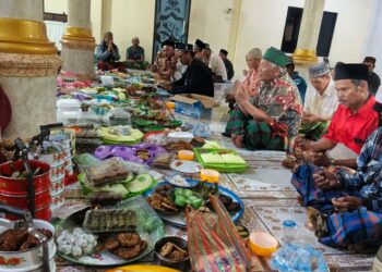 ‎Semarak Malam 10 Muharram di Bittoeng RK.1: Warga Rayakan Kebersamaan dengan Aneka Sajian Kue di Masjid Nurul Taqwa