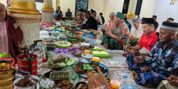 ‎Semarak Malam 10 Muharram di Bittoeng RK.1: Warga Rayakan Kebersamaan dengan Aneka Sajian Kue di Masjid Nurul Taqwa