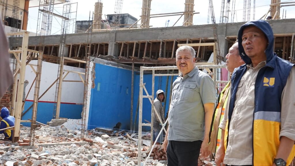 Tinjau Puskesmas, Bupati Pinrang Ingatkan Pentingnya Kualitas dan Ketepatan Waktu Proyek