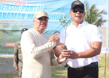 Komitmen Kuat Demi Wisata Pinrang Unggul: Bupati Apresiasi Gerakan Bersih dan Hijau Kejari di Pantai Ammani