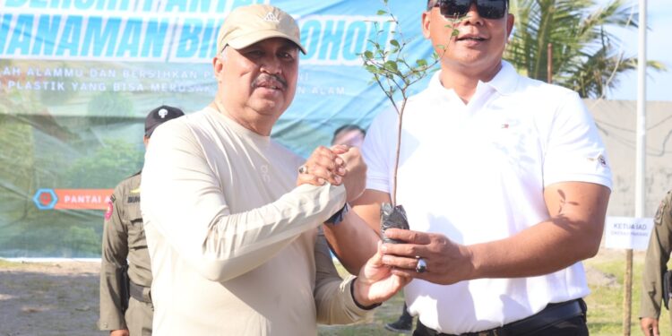 Komitmen Kuat Demi Wisata Pinrang Unggul: Bupati Apresiasi Gerakan Bersih dan Hijau Kejari di Pantai Ammani