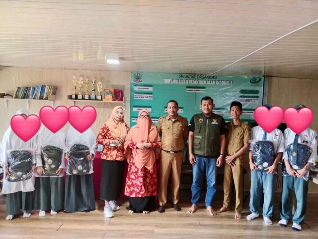 Dukung Pendidikan, UPZ Sulsel Beri Bantuan ke Siswa Kurang Mampu di Barru 