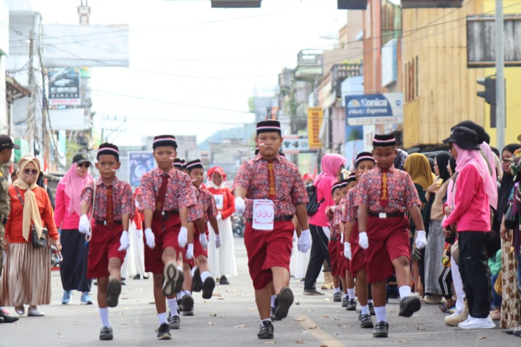 Semarak HUT RI ke-80 di Pinrang: Ratusan Siswa SD Kobarkan Api Nasionalisme Lewat Gerak Jalan