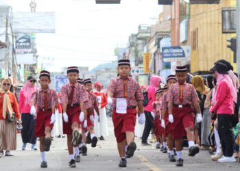 Semarak HUT RI ke-80 di Pinrang: Ratusan Siswa SD Kobarkan Api Nasionalisme Lewat Gerak Jalan
