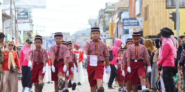 Semarak HUT RI ke-80 di Pinrang: Ratusan Siswa SD Kobarkan Api Nasionalisme Lewat Gerak Jalan