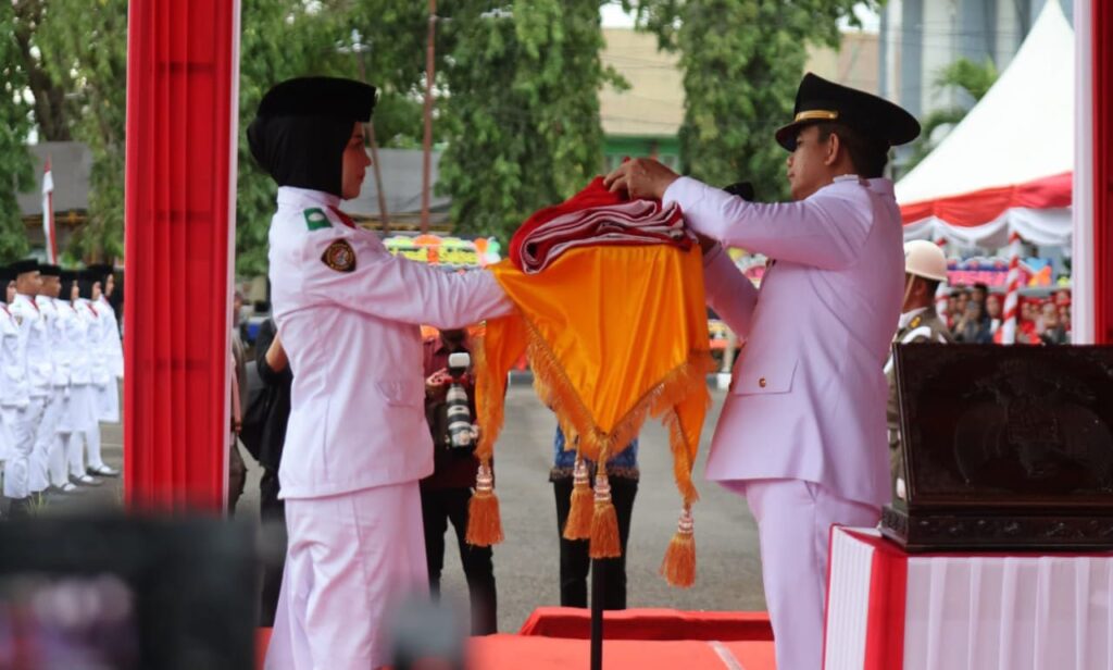 Khidmat Penurunan Bendera Tutup Rangkaian HUT RI ke-80 di Pinrang