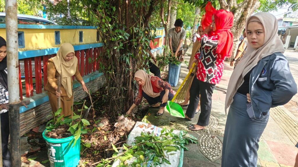 Sambut Adipura, Pegawai Disdukcapil Pinrang Kompak Bersih-Bersih
