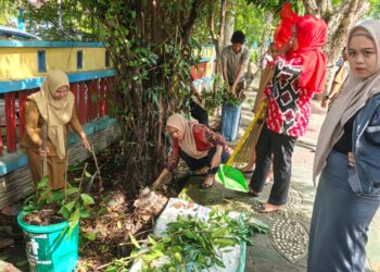 Sambut Adipura, Pegawai Disdukcapil Pinrang Kompak Bersih-Bersih