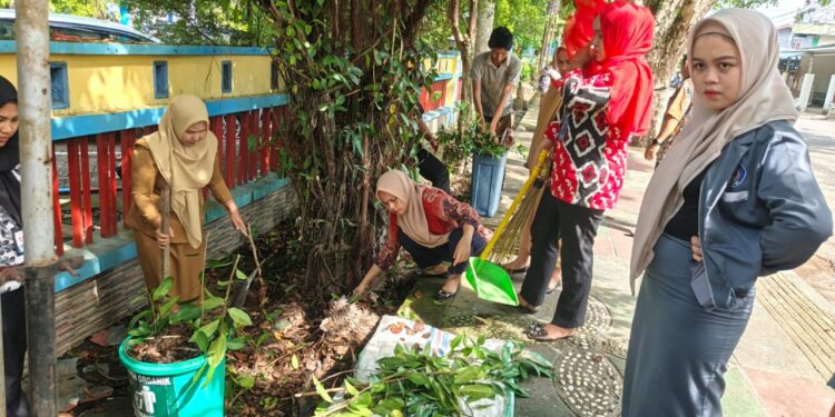 Sambut Adipura, Pegawai Disdukcapil Pinrang Kompak Bersih-Bersih