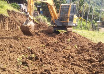 ‎Donasi Alat Berat Sulap Bukit Tak Terpakai SDN 304 Pinrang Jadi Lahan Produktif