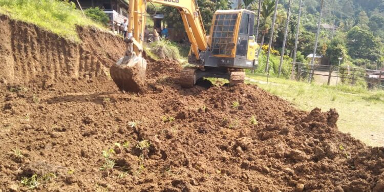 ‎Donasi Alat Berat Sulap Bukit Tak Terpakai SDN 304 Pinrang Jadi Lahan Produktif