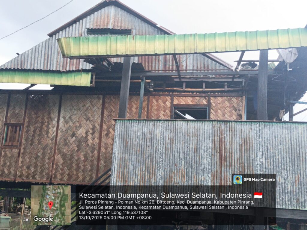Badai Angin dan Hujan Deras,Hantam Kelurahan Bittoeng, Atap Rumah Warga Betebaran di Jalan Nasional