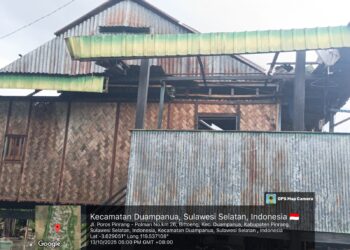 ‎Badai Angin dan Hujan Deras,Hantam Kelurahan Bittoeng, Atap Rumah Warga Betebaran di Jalan Nasional