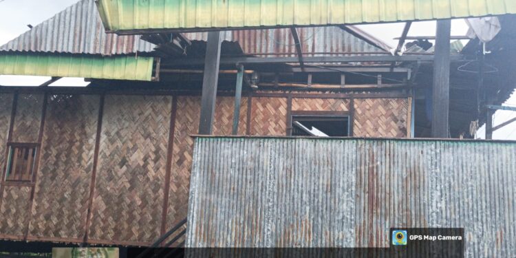 ‎Badai Angin dan Hujan Deras,Hantam Kelurahan Bittoeng, Atap Rumah Warga Betebaran di Jalan Nasional