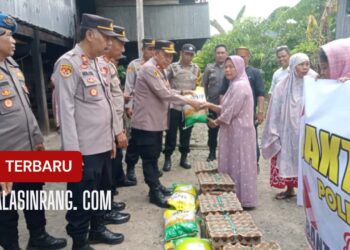 Polres Pinrang Turun Tangan, Bantu Korban Angin Kencang Duampanua