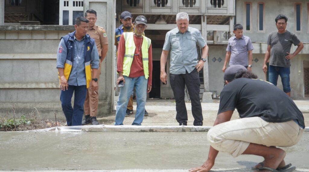 Sidak Mengejutkan Bupati Pinrang: Irwan Hamid Desak Kualitas Proyek dan Revolusi Pengelolaan Sampah!