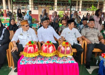 Diguyur Hujan, Maulid Nabi di UPT SMPN 1 Duampanua Tetap Khidmat dan Penuh Disiplin