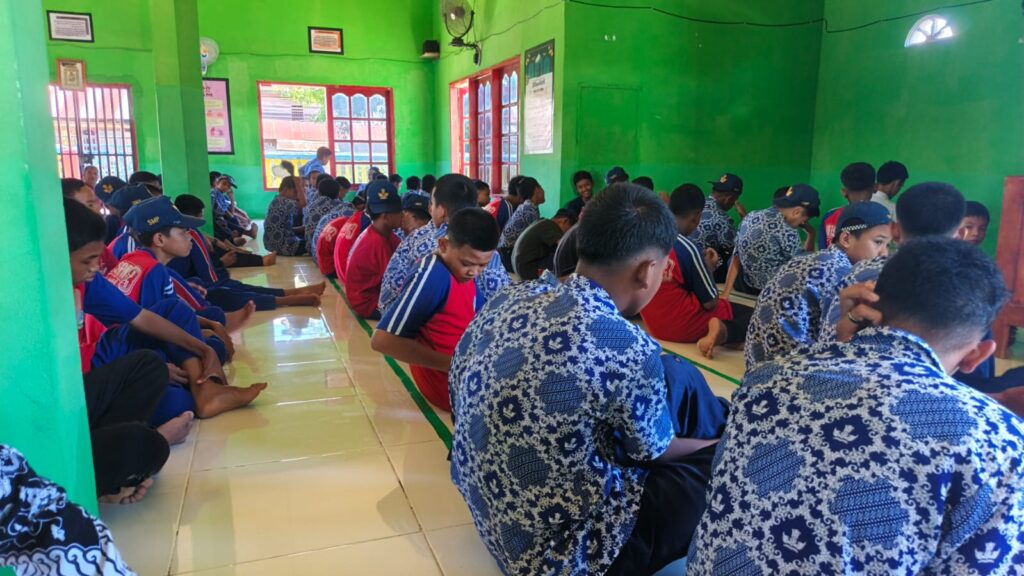 Membludak: Mushola Tak Mampu Tampung Ratusan Jamaah, Sekolah Siapkan Sistem “Pecah Ruangan” Demi Salat Berjamaah