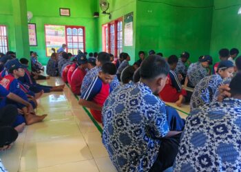 Membludak: Mushola Tak Mampu Tampung Ratusan Jamaah, Sekolah Siapkan Sistem “Pecah Ruangan” Demi Salat Berjamaah