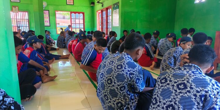Membludak: Mushola Tak Mampu Tampung Ratusan Jamaah, Sekolah Siapkan Sistem “Pecah Ruangan” Demi Salat Berjamaah