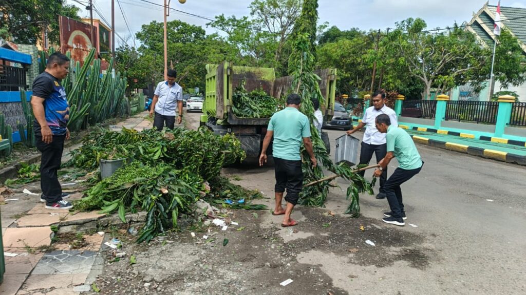 TARGET ADIPURA 2025: Kepala Disdikbud Pinrang Ajak Staf ‘Perang’ Lawan Sampah & Kotoran di Pagi Hari