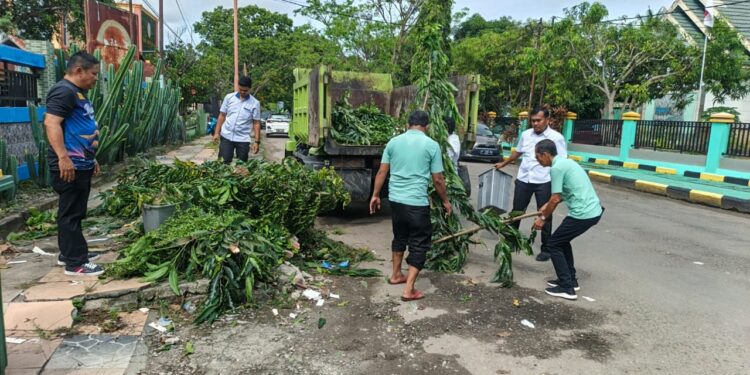‎TARGET ADIPURA 2025: Kepala Disdikbud Pinrang Ajak Staf ‘Perang’ Lawan Sampah & Kotoran di Pagi Hari