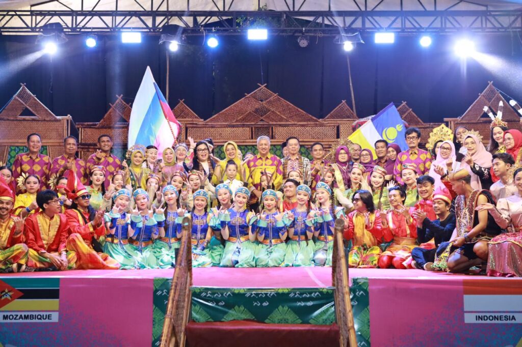 Pinrang Mendunia: Festival Folklore Internasional Perdana Dibuka Meriah! 