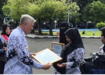 Puncak Hut KORPRI-PGRI dan HGN 2025,Bupati Pinrang, Beri Kado Spesial Kepsek SDN 16