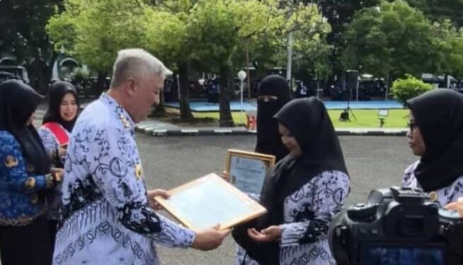 Puncak Hut KORPRI-PGRI dan HGN 2025,Bupati Pinrang, Beri Kado Spesial Kepsek SDN 16