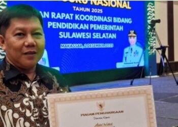 ‎Keren! Kepala SMAN 2 Pinrang Raih Gelar Kepala Sekolah Berprestasi Sulsel 2025