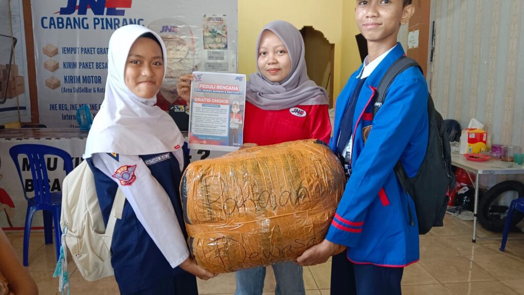 Cinta Menyapa Banjir Sumatera: UPT SMP N 1 Pinrang Salurkan Bantuan Lewat JNE dan WIZ