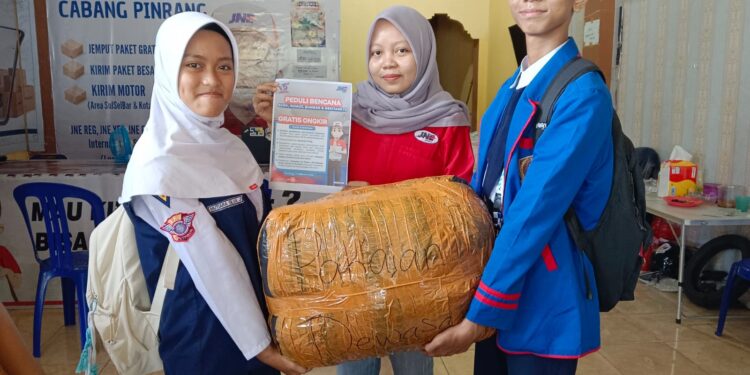 Cinta Menyapa Banjir Sumatera: UPT SMP N 1 Pinrang Salurkan Bantuan Lewat JNE dan WIZ