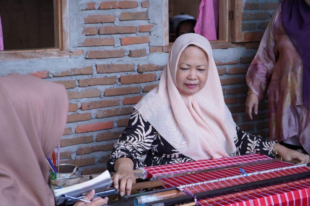 Tenun Lero: Warisan Budaya yang Terus Berpilin di Tangan Perempuan Inspiratif