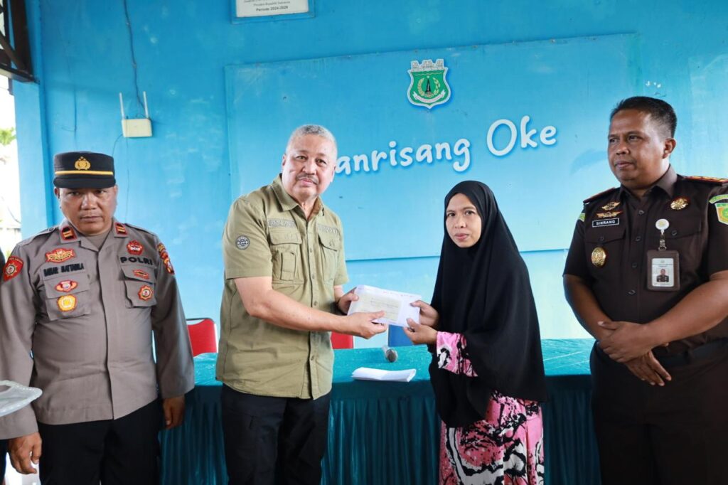 Bupati Pinrang Serahkan Bantuan Tunai, Berikan Harapan Baru Bagi Korban Bencana di Lanrisang dan Mattiro Bulu