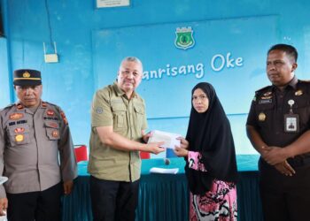 ‎Bupati Pinrang Serahkan Bantuan Tunai, Berikan Harapan Baru Bagi Korban Bencana di Lanrisang dan Mattiro Bulu