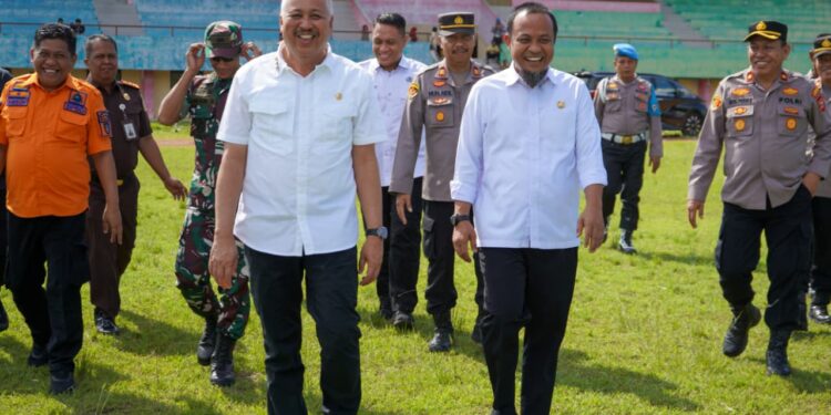 Gubernur Sulsel Tinjau Korban Puting Beliung dan Serahkan Bantuan Tunai